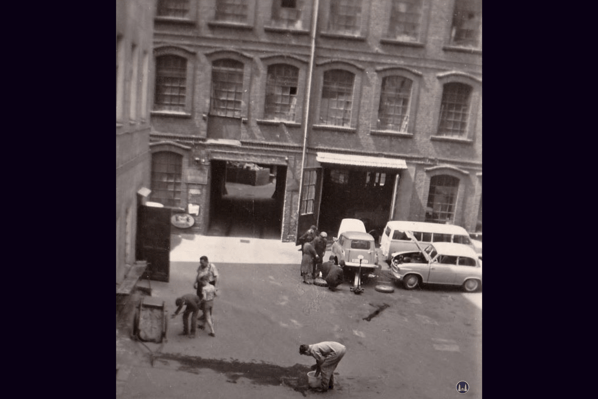 Gewerbehof Körtestraße 10 in Berlin - Kreuzberg. Die Autowerkstatt Helmut Jordan Anfang der 1960er Jahre.