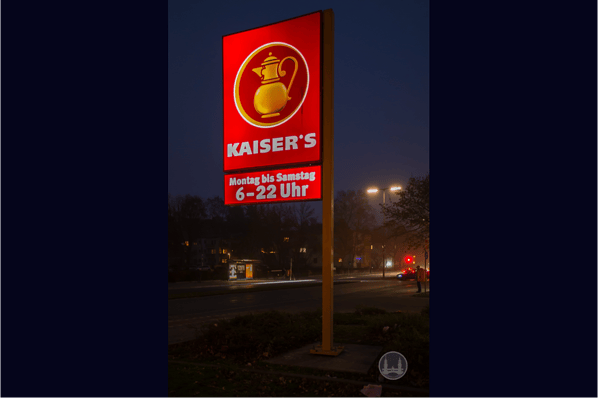 Kaiser's Hildburghauser Straße. Leuchtreklame.
