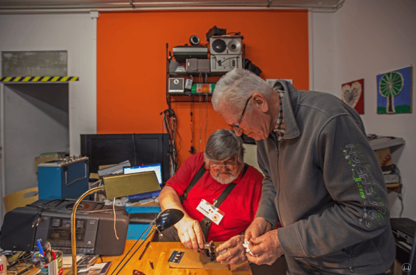 Herr Boenigk und Herr Handke bei der Arbeit.