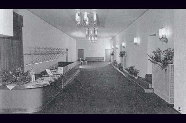 Das Tempelhofer Tivoli an der Friedrich - Karl - Straße. Garderobe im Wandelgang des Kinos.