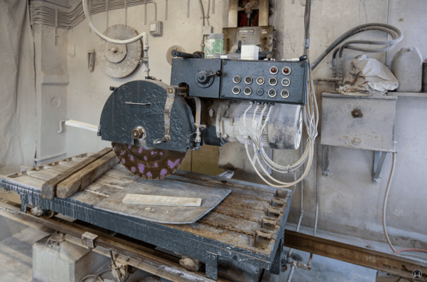 Maschine für den Zuschnitt von Grabsteinen.