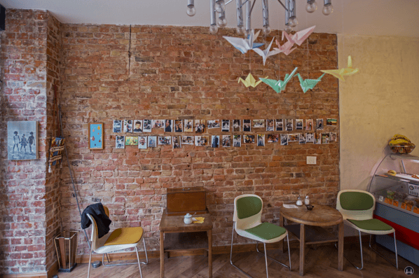 Café 7 Schwestern, Berlin - Gneisenaustraße. Blick auf den Tisch mit der Nähmaschine.