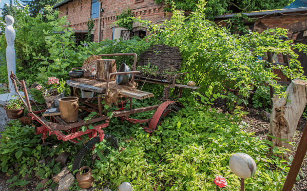 Café im Auenhof und die Kunstgalerie Aagaard im Berliner Stadtteil Hermsdorf. Details im Garten.
