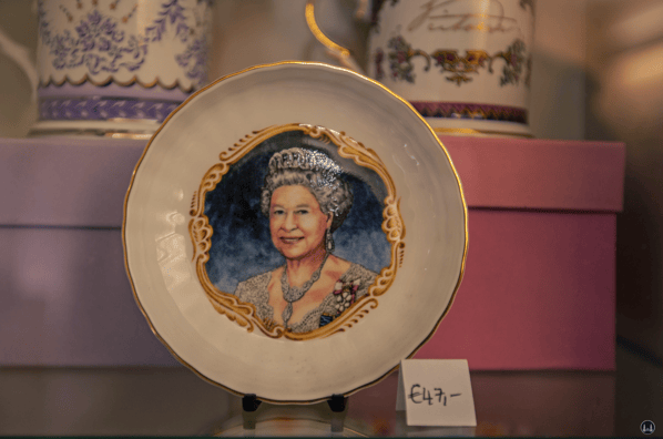 Das Broken English in Berlin - Kreuzberg, Körtestraße 10. Porzellanteller mit dem Porträt der Königin.