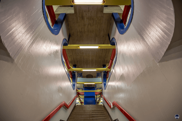 Treppenaufgang in Bahnsteigmitte.