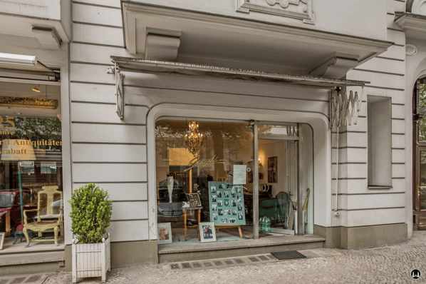 Der Schneider der Stars. das Schaufenster des Ateliers von Günter Adam.