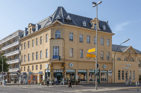 Das Tempelhofer Tivoli an der Friedrich - Karl - Straße. Ansicht des Eckgebäudes zum Tempelhofer Damm.