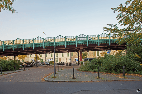 Seitliche Ansicht der Brückenrampe der Joachim - Tiburtius - Brücke.