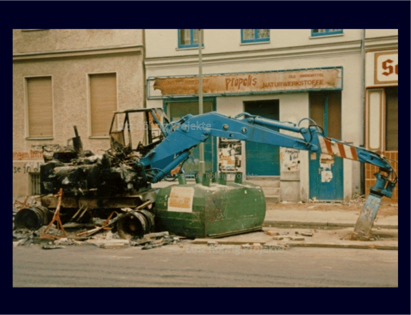 Der ausgebrannte Motorteil eines Baggers. 