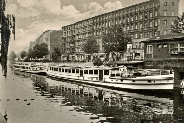 Blick zum Maybachufer und den Schiffen der Reederei Schmidt. 