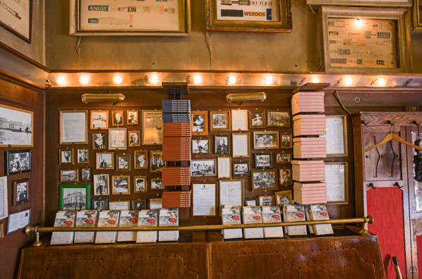 Die Joseph - Roth - Diele an der Potsdamer Straße. Bilder und Bücher des bedeutenden österreichischen Schriftstellers.