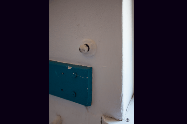 Lortzingclub in Berlin - Lichtenrade. Kurbelmechanik der fensterläden. Kurbel in Ruhezustand.