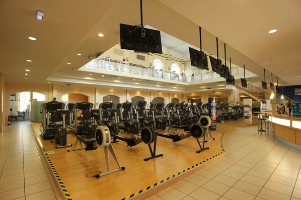 Das Tempelhofer Tivoli an der Friedrich - Karl - Straße. Blick in das ehem. Sportstudio.