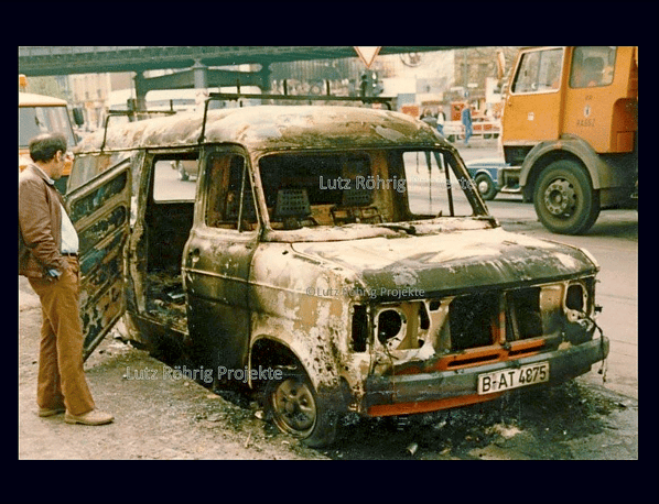 Nach dem 1. Mai 1987 werden die ausgebrannten Fahrzeugwracks bestaunt.