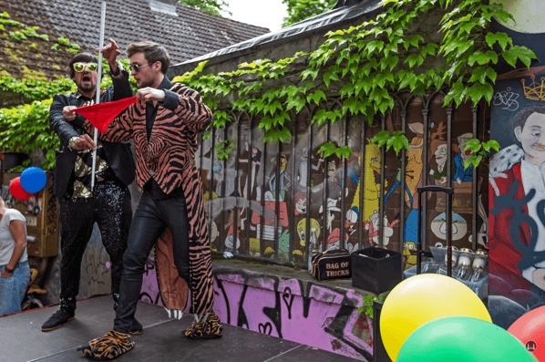  Der Zauberkönig in Berlin - Neukölln. Abschiedsfeier vor dem alten Laden in der Hermannstraße.