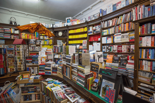 Ludwig Wilde Buchhandlung. Kreuzberg, Körtestraße.  Blick in den Laden und auf die alte Verkaufseinrichtung.