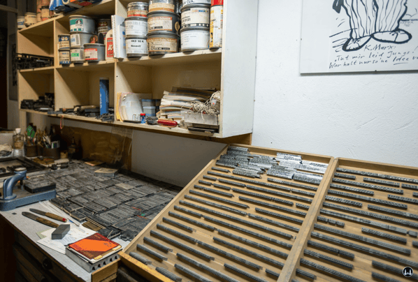 Satzkästen und Bleilettern.