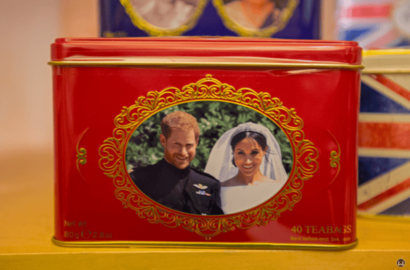 Das Broken English in Berlin - Kreuzberg, Körtestraße 10. Teedose mit den Porträts von Meghan und Harry.