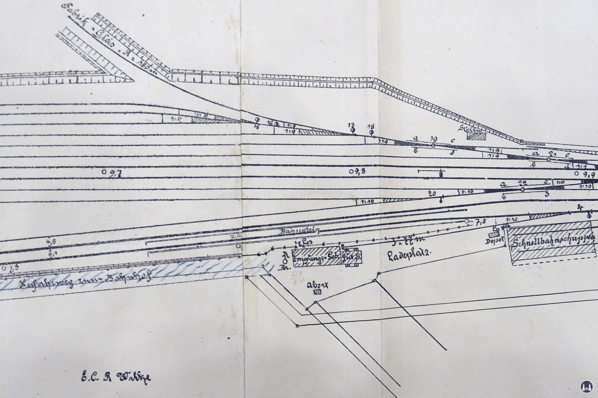 Gleisplan des Militärbahnhofs Marienfelde mit dem eingezeichneten ehe, Empfangsgebäude. Zu sehen auch der Schuppen für die Triebwagen der Schnellfahrversuche.