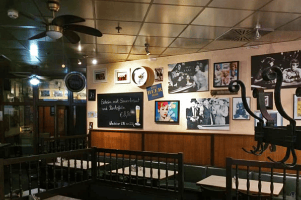 Blick in den Gastraum der "Cafeteria Wernicke" in den Gropius-Passagen.