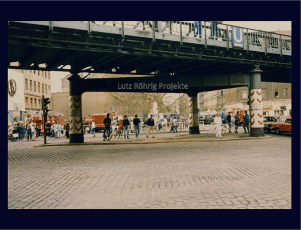 Schaulustige am brennenden Bolle - Supermarkt an der Skalitzer Straße.