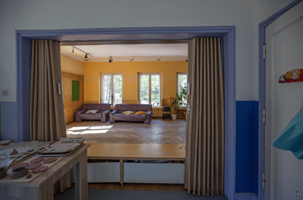 Lortzingclub in Berlin - Lichtenrade. Durchgang vom ersten zum zweiten Büro.