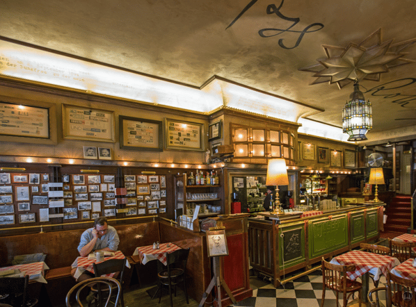 Die Joseph - Roth - Diele an der Potsdamer Straße. Blick auf die Theke.