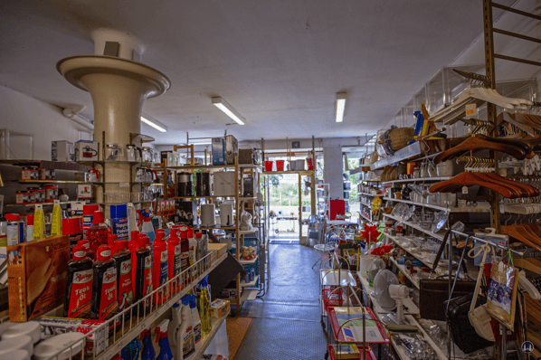 Eisenwaren Weger am Breitenbachplatz in Berlin-Steglitz. Ein letzter Rest des ehem. Kinos direkt im Laden.