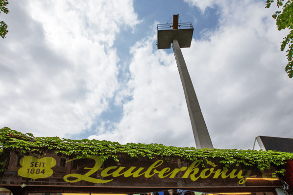  Der Zauberkönig in Berlin - Neukölln. Blick auf den Schriftzug des Zauberkönigs und der Anflugbefeuerung des alten Ladens in der Hermannstraße.