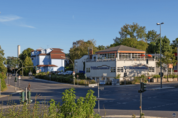 Der Siam - Pavillon in Berlin - Marienfelde. Gesamtansicht des Gebäudes und der Kreuzung.