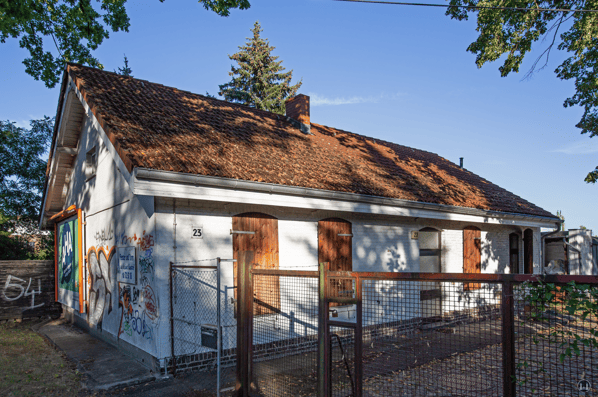 Die Königliche Militär-Eisenbahn. Der Straßenseite des Militärbahnhofs Marienfelde.