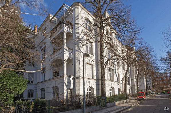 Das Haus in der Bissingzeile 11 im Sonnenlicht.