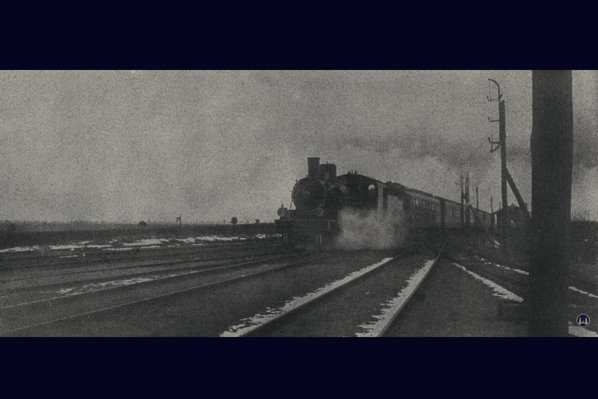 Zeitungsfoto der Testfahrten mit Dampflokomotiven auf der Militäreisenbahn.