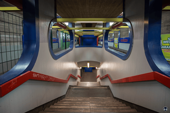 Treppenabgang von der Bahnsteigmitte zum Untergeschoss Richtung Osloer Straße.