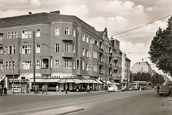 Filiale von Carisch Kaffee am Marienfelder Damm Ecke Kaiserstraße.