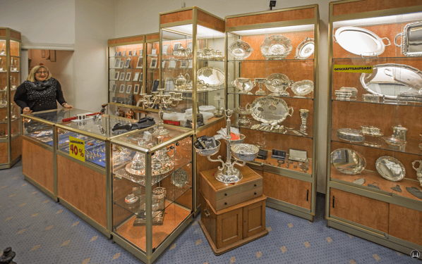 Bergemann Besteck- und Silberwaren. Berlin Lichterfelde West, Drakestraße. Innenansicht mit Vitrinen