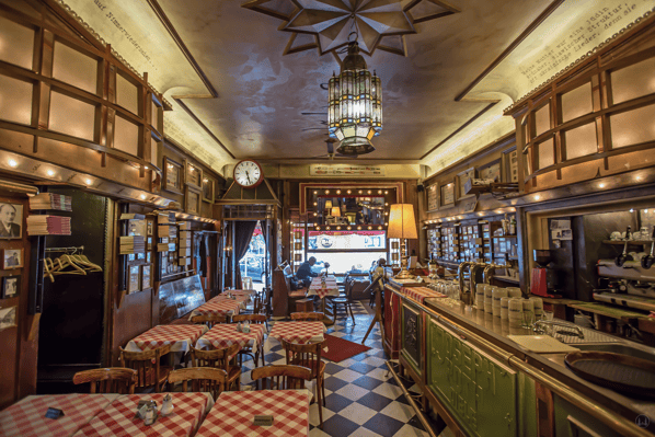 Die Joseph - Roth - Diele an der Potsdamer Straße. Blick in den Innenraum mit der Bar.