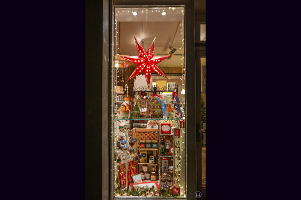 Das Broken English in Berlin - Kreuzberg, Körtestraße 10. Weihnachtsfenster I.