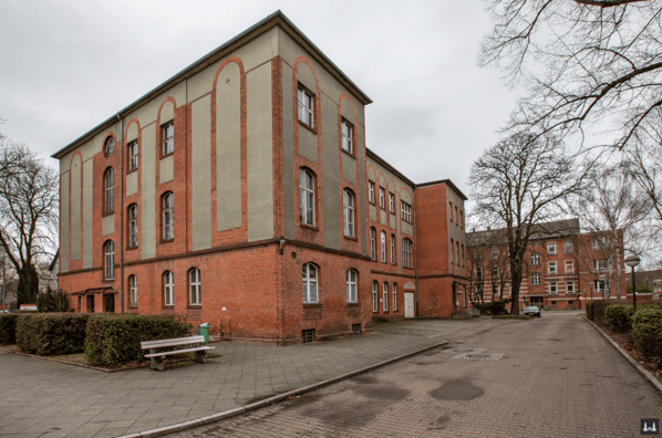 Die Kuranstalt Berolinum an der Lankwitzer Leonorenstraße. AM ehem. Krankenhaus fehlte bereits die hölzerne Veranda sowie einzelne Ornamente an der Fassade.