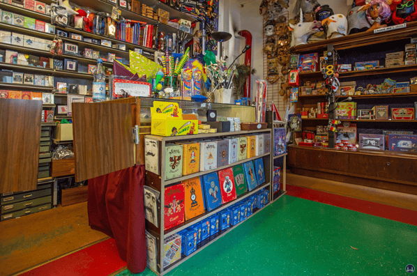  Der Zauberkönig in Berlin - Neukölln. Blick auf Regale und dem alten Ofen im Laden Hermannstraße.