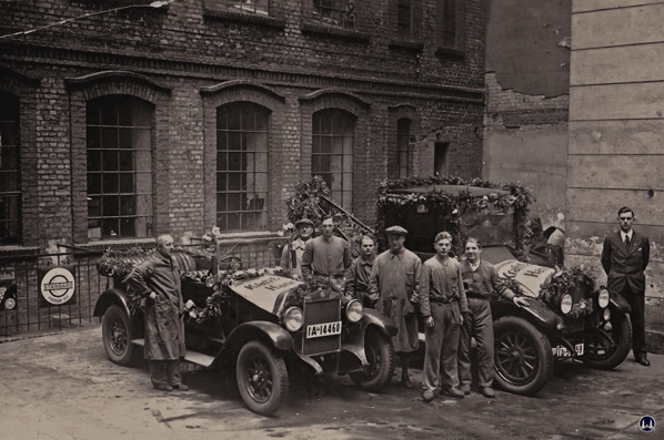 Gewerbehof Körtestraße 10 in Berlin - Kreuzberg. Autowerkstatt Ferrum mit den Mitarbeitern und dem Chef Heinrich Pirz.