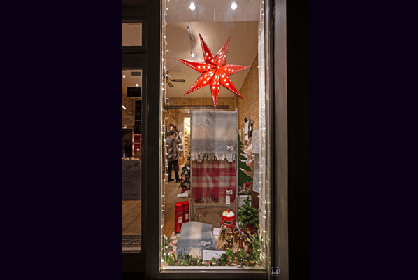 Das Broken English in Berlin - Kreuzberg, Körtestraße 10. Weihnachtsfenster II.