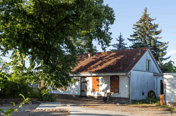 Die Königliche Militär-Eisenbahn. Gebäude des ehemaligen Militärbahnhofs in Marienfeld. Ansicht vom ehem. Vorplatz aus.
