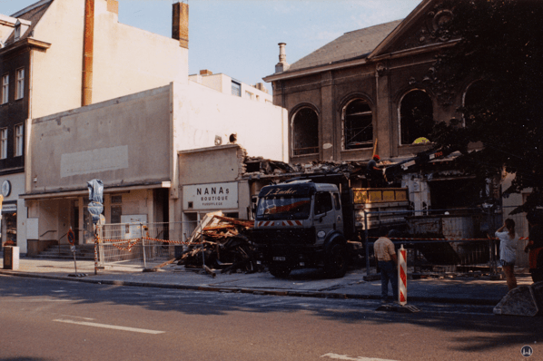Das Tempelhofer Tivoli an der Friedrich - Karl - Straße. Restaurierungsarbeiten und Abbruch von Nebenbauten.