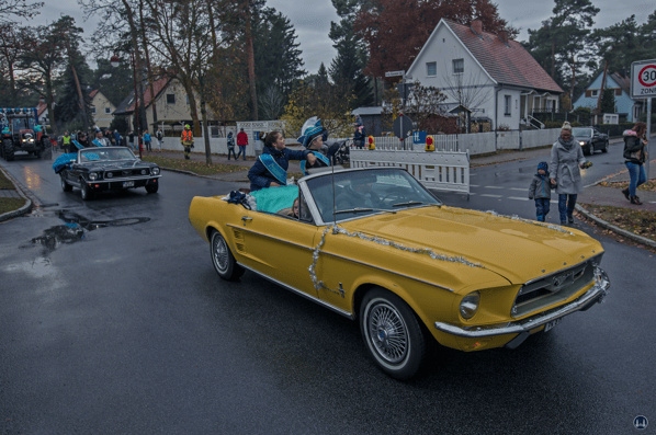 Karneval in Blankenfelde-Mahlow. Prinzessin Helena I. & Prinz Moritz I. im gelben Mustang.
