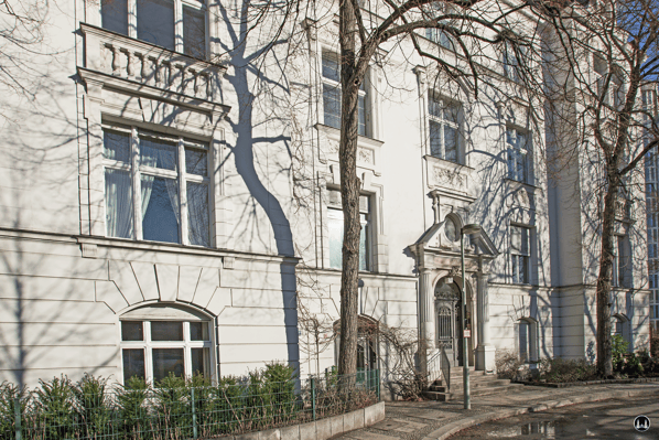 Das Haus in der Bissingzeile 11 an der Lützowstraße in Berlin im Sonnenlicht.