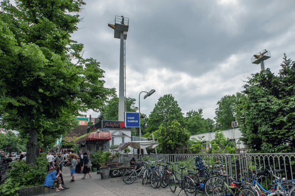  Der Zauberkönig in Berlin - Neukölln. Blick auf die gesamte Ladenzeile an der Hermannstraße.