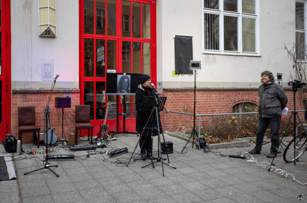 Frau Annegret Hansen, Mitglied der Gedenktafel - Kommission des Bezirks Charlottenburg-Wilmersdorf und BVV Vorsteherin, sowie Bernd Kistenmacher.