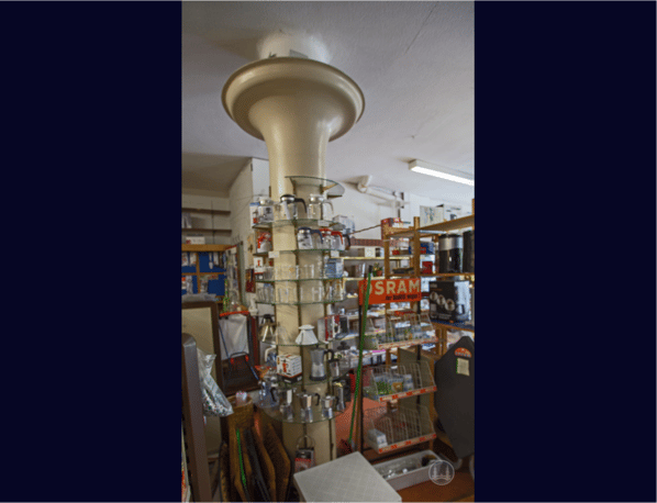 Eisenwaren Weger am Breitenbachplatz in Berlin-Steglitz. Die ehem. Kinosäule.