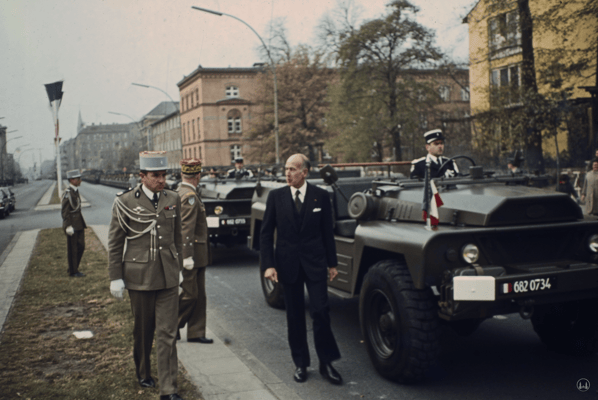 Besuch des französischen Staatspräsidenten Valery Giscard d'Estaing in Berlin, 1979. Der Präsident geht ein wenig spazieren...